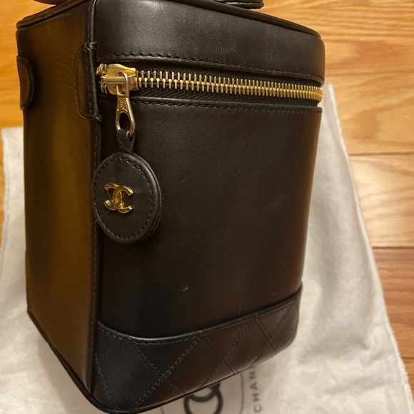 Authentic Chanel vanity case/bag in lambskin with chain - Picture 4 of 16
